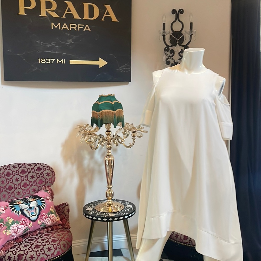 Women’s short, white dress